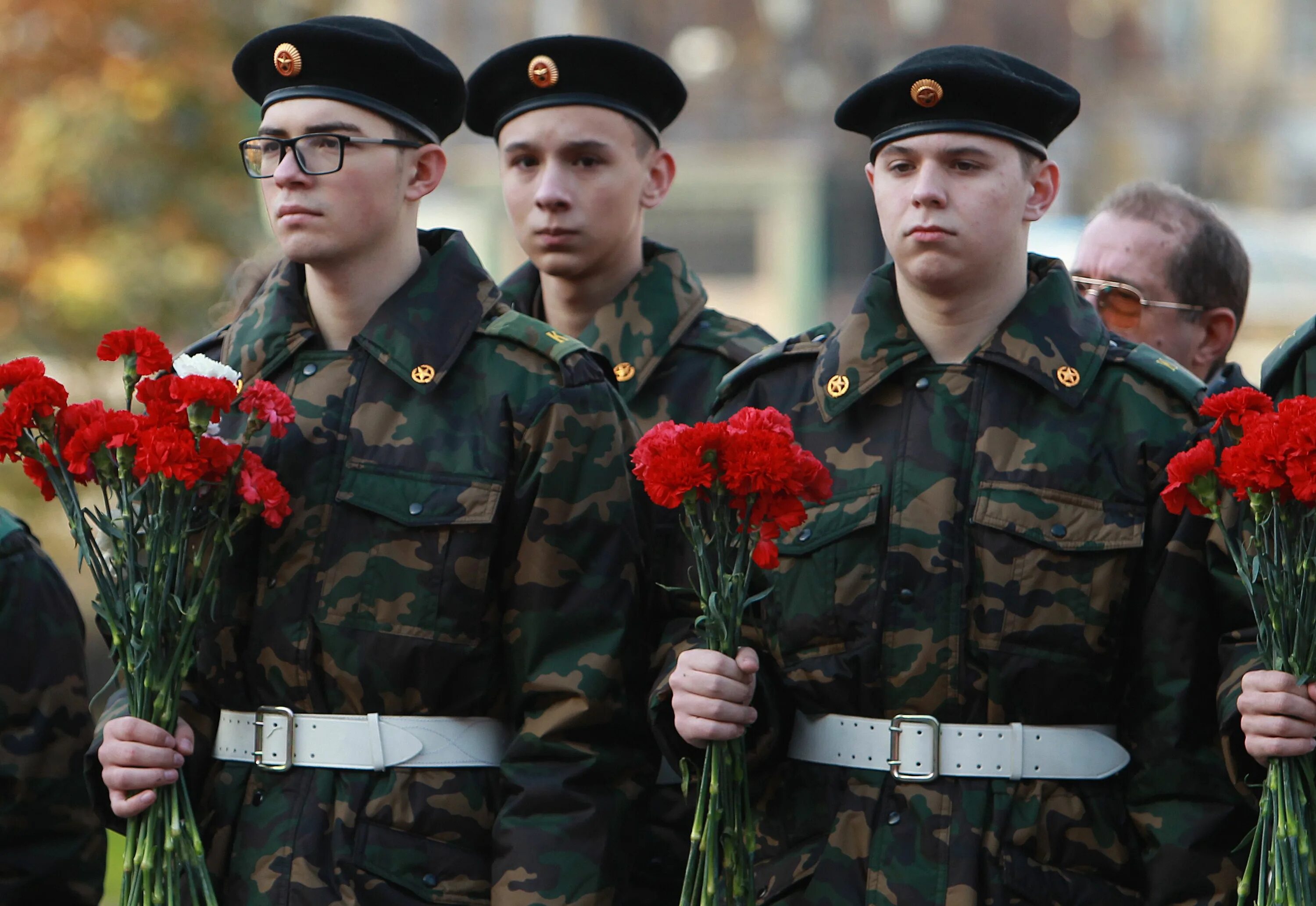 Всероссийском дне призывника. День призывника. Солдат с цветами. Всероссийский день призывника. С 23 февраля призывнику.