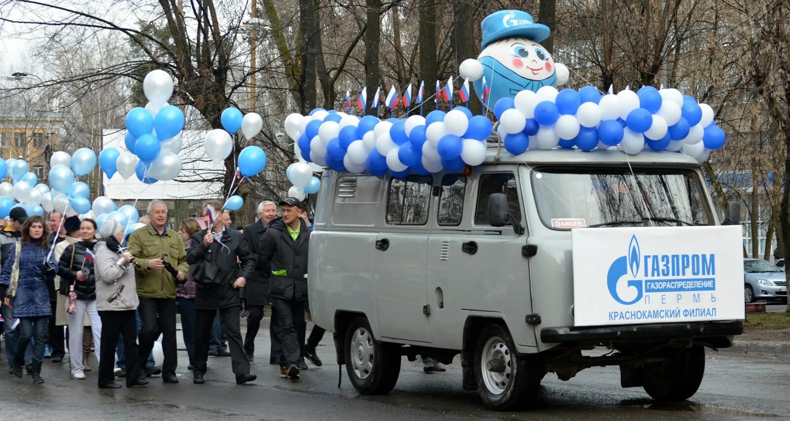 1 мая авто. 1 мая мир труд май демонстрация ссср. 1 мая авто. История автоваз старые фотографии. Демонстрация 1 мая в ссср.