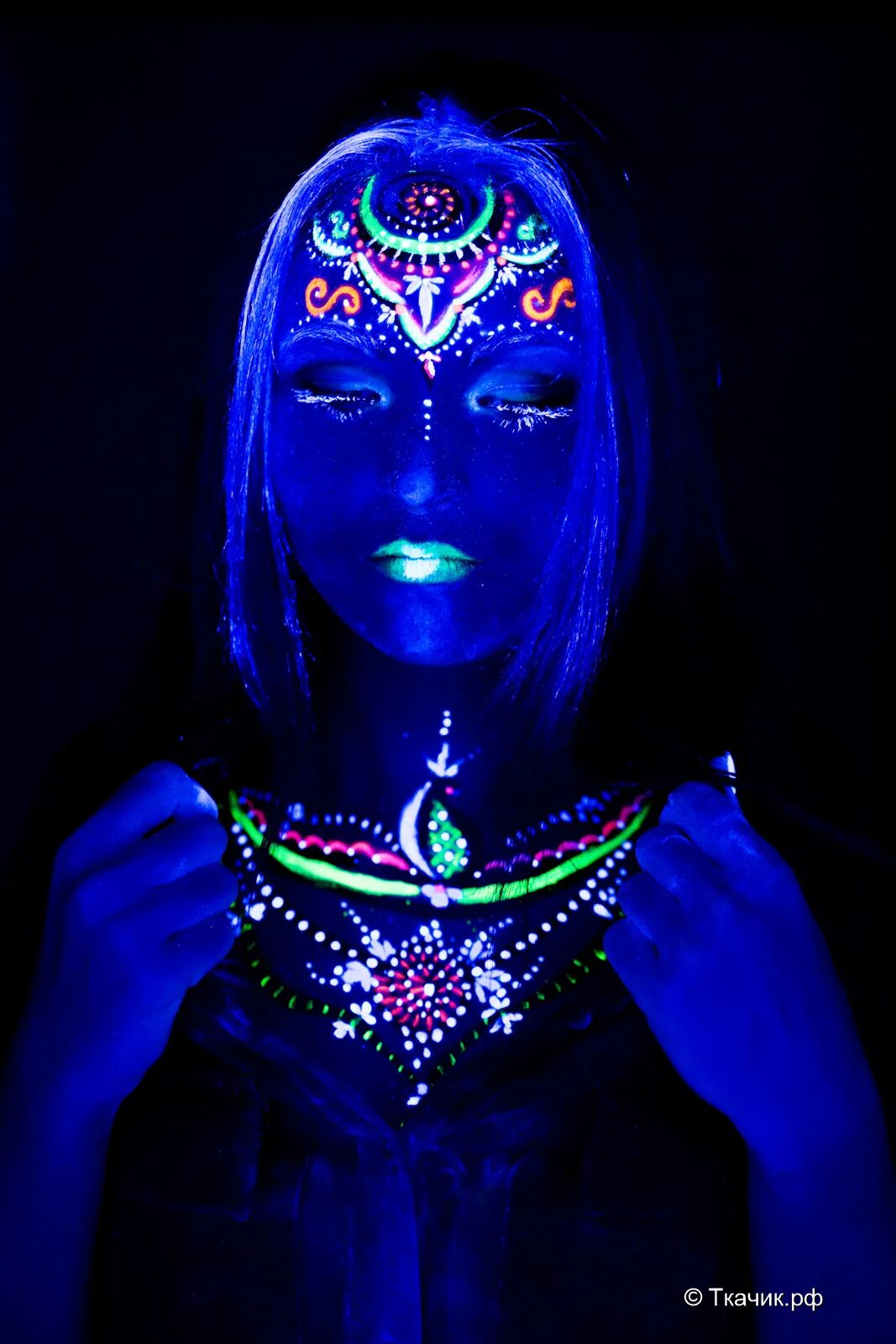 Боди-арт художника john poppleton. Флуоресцентный бодиарт. Боди арт джона попплтона. Ультрафиолетовый грим. Неон на теле.