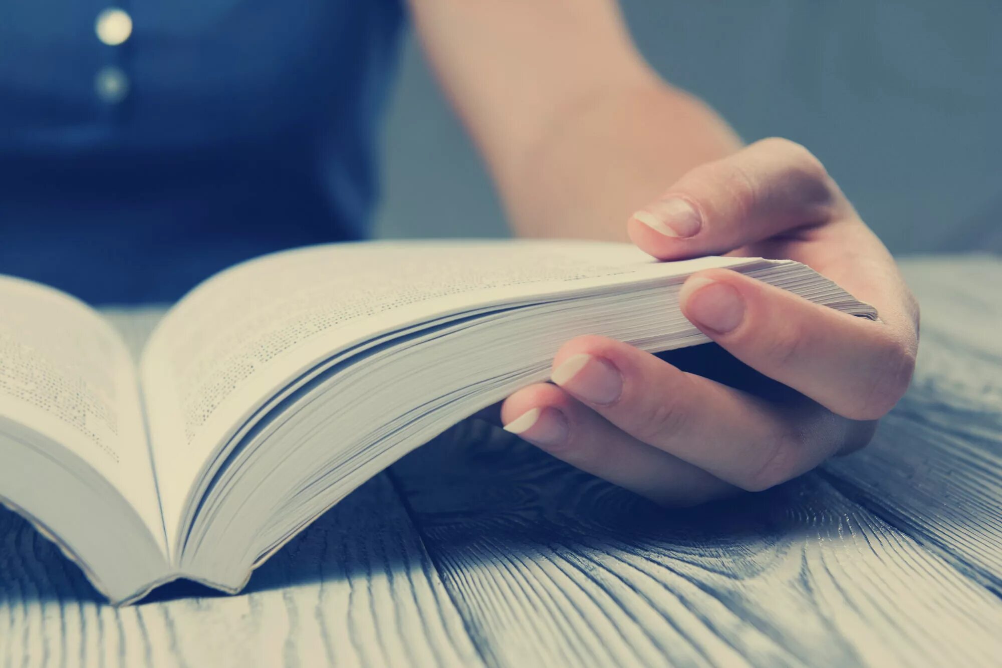 книжка без рук. книга в постели. парень с книжкой. фотосессия с книгами. книжка без рук.