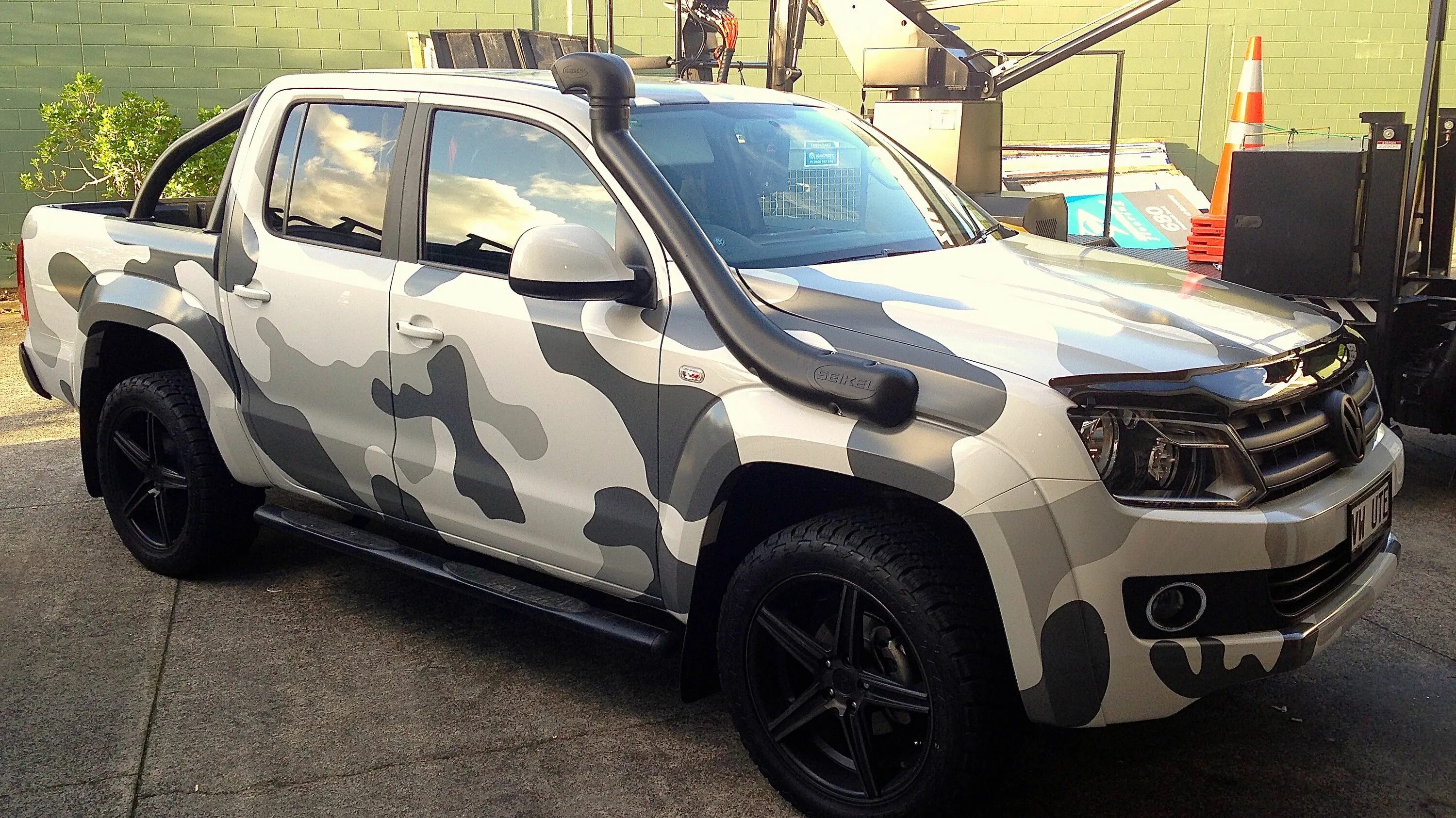 Пленка хаки. Volkswagen Amarok камуфляж. VW Amarok Camo. Фольксваген Амарок хаки. Тойота Прадо 200 камуфляж.