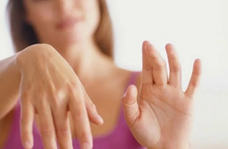Расслабленные пальцы рук. Ревматоидный артрит ЛФК кистей рук. Рука ладонью вниз. Лечебная физкультура при ревматоидном артрите кистей рук. Лечебная физкультура при ревматоидном артрите для рук.