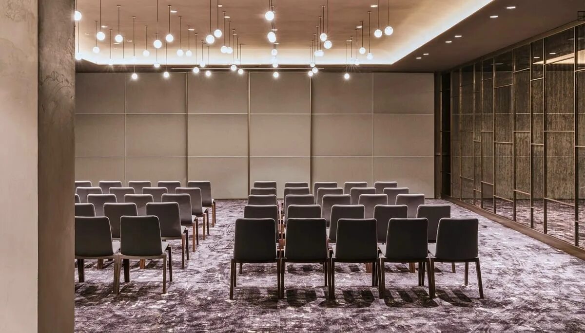 Актовый зал освещает 6 люстр по 8. Дизайн потолок в конференц зале. interior design for конференц холл. конференц-зал освещение на потолке. conference hall design.