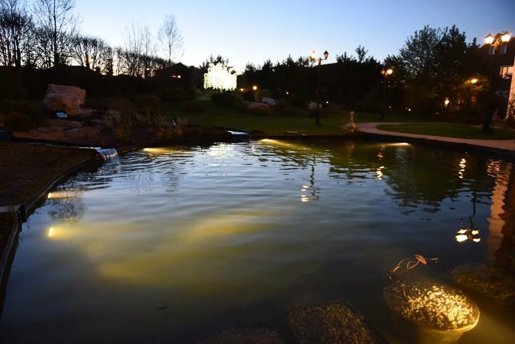 Подсветка в пруд на фонтан РГБ. Подсветка водоема. Декоративное освещение водоема. Освещение пруда. Освещенность водоемов