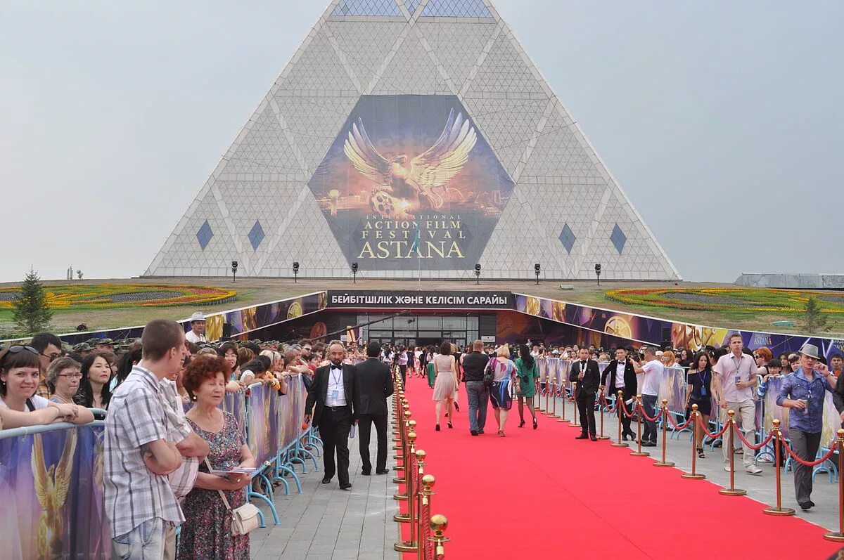 Выходные в астане. Кинофестиваль Астана. Астана Казахстан пирамида.