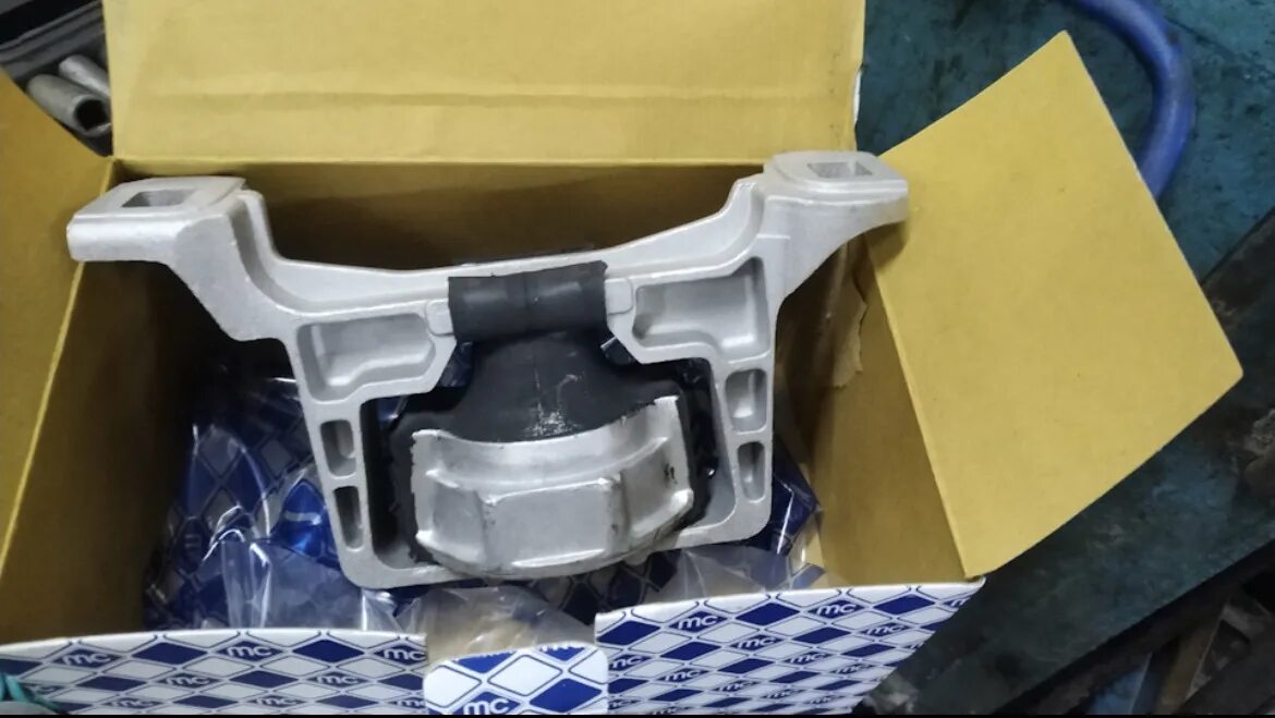 8. Гидроопора двигателя форд фокус 3. Ford focus 2 гидроопора двигателя. Гидроопора форд фокус 2. Гидроопора двигателя фокус 2.