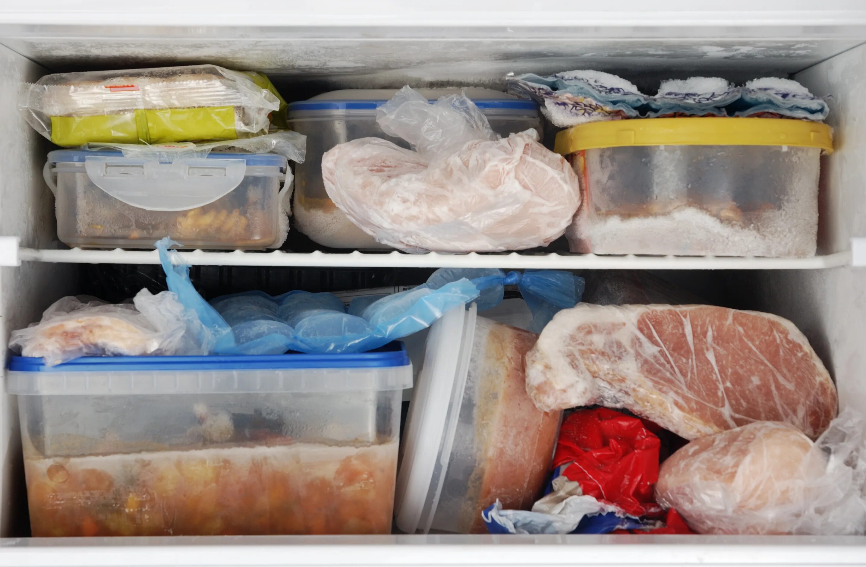 Можно ли замораживать копченую рыбу в морозилке. Заморозка продуктов в морозильной камере. хранение продуктов в морозилке. продукты в морозилке. морозильник с продуктами.
