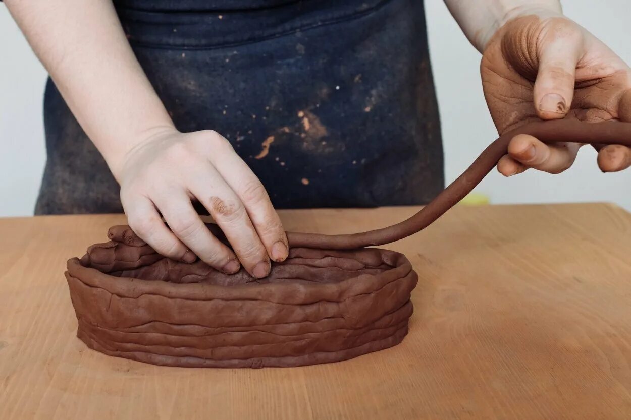 Цветочный горшок из глины. Горшок с полимерной глиной. Лепка горшков из глины. Лепка горшочка. Лепка из керамической глины.