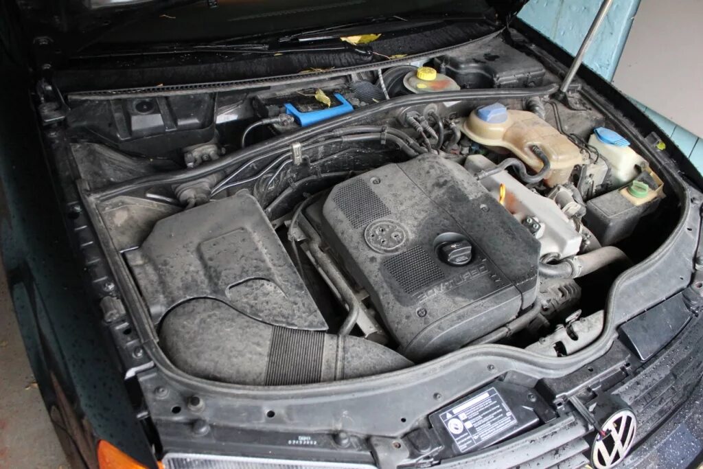 Двигатель пассат в5. Пассат б5 1.6 под капотом. Volkswagen Passat b5 1.8 под капотом. Моторный отсек Пассат б5. Моторный отсек Volkswagen Passat b5.