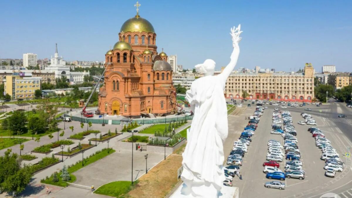 Сделать фото волгоград. Олег димитров волгоград. скульптуры нэт волгоград. волгоград статуя на крыше. волгоград с крыши.