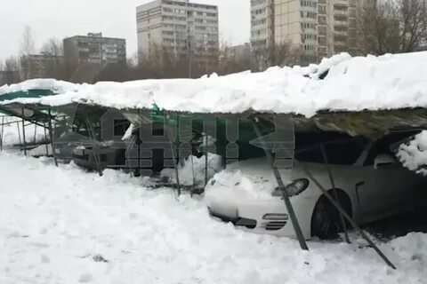 Машина упала с парковки в москве