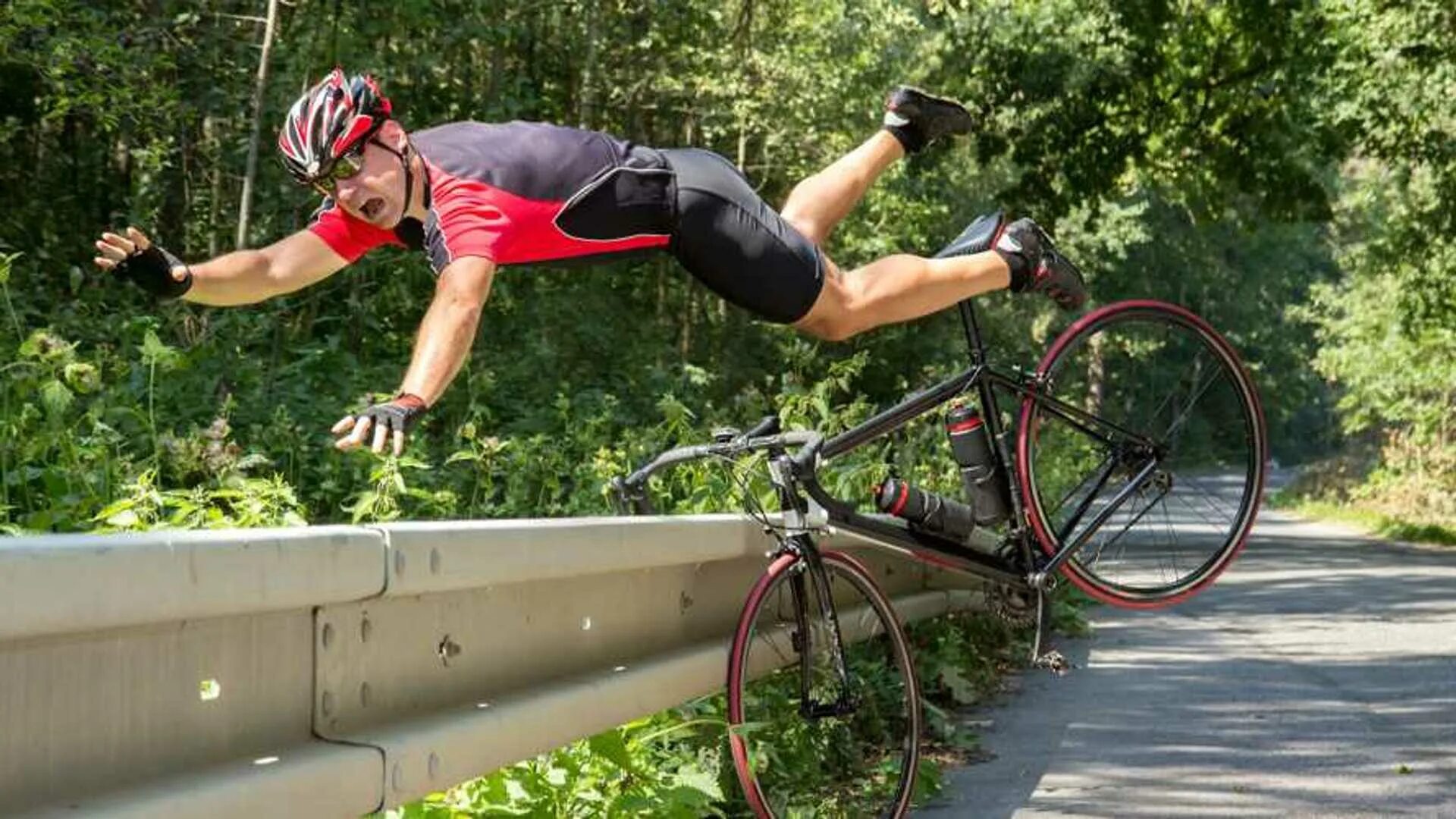 Fall off the bike. Человек падает с велосипеда. Велосипедисты.