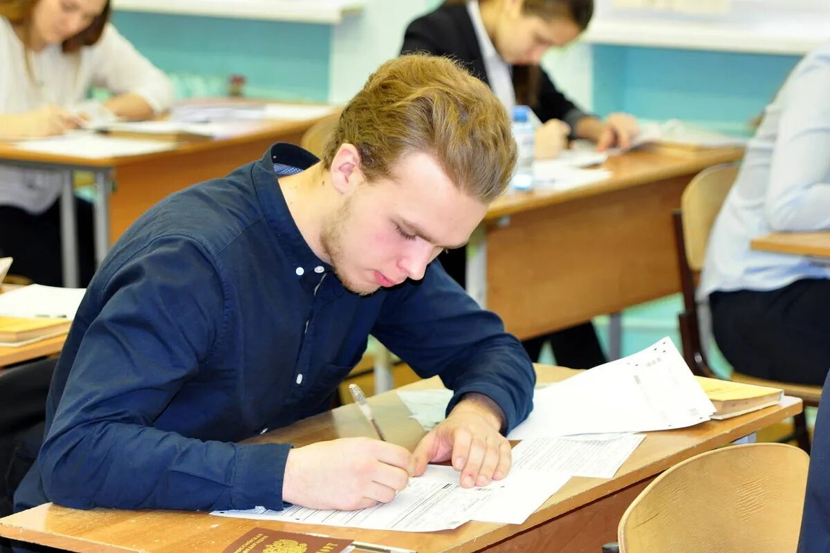 Курсы егэ для 10 класса. Школьники на егэ. ученик на экзамене. школьники на экзамене. школьники 11 класс егэ.