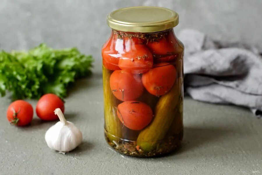 Консервированные огурцы и помидоры. Баночка с солёными огурчиками и помидорами. Маринованные огурцы и помидоры. Огурцы помидоры в банках. Ассорти на зиму помидоры и огурцы.