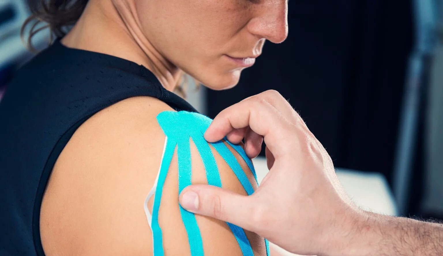 кинезио тейп тейпирование плеча. тейпирование мышц плеча. тейпирование при болях в плечах. тейпирование плеча при болях. схема тейпирования плечевого сустава при вывихе.