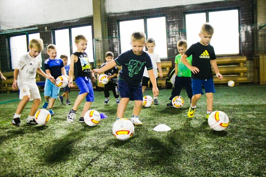 Покажи спортивную школу. Футбольная секция для детей. Футбол дети. Футбол в школе. Занятия футболом для детей.