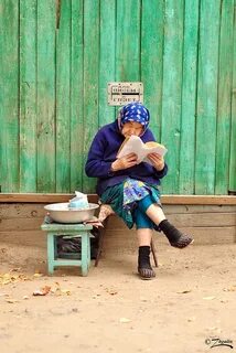Бабушка сидит на полу