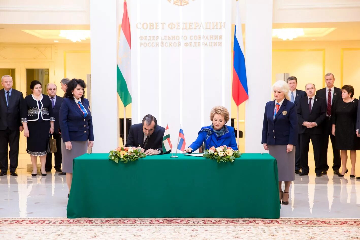 таджикистан росси. таджикистан росси. таджикско российская дружба флаг. флаг россии и таджикистана вместе. владимир путин бо эмомали рахмон.