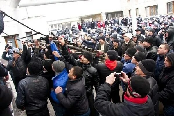 Захват 2014 год. Захват ОГА во Львове. Видео март 2014 год парень просит помощь в Донецком ОГА.