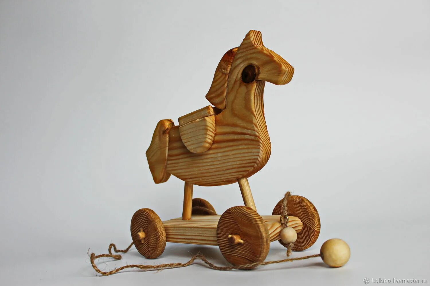 Качалка Fancy Коник Риччи. Деревянная лошадка на колесиках. Игрушка деревянная лошадка на колесиках. Конь на колесиках игрушка. Коник москва