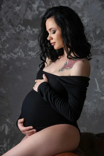 Красивые фото беременных. Pregnant brunette. Pregnant brunette. Красивое фото беременных брюнеток. Фотосессия беременной в низком ключе.