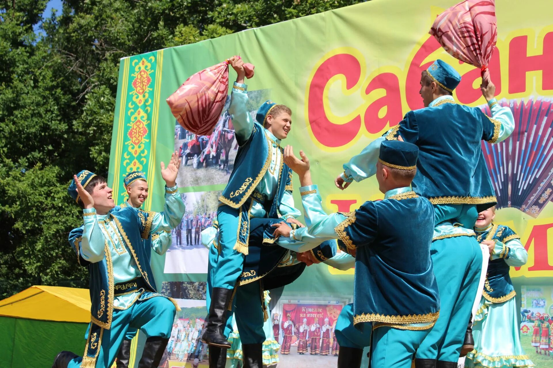 Татарский праздник в марте. Сабантуй татарский национальный праздник. Праздник Сабантуй у татар. Энгуразово Сабантуй 2018. Сабантуй 2022 Казань.