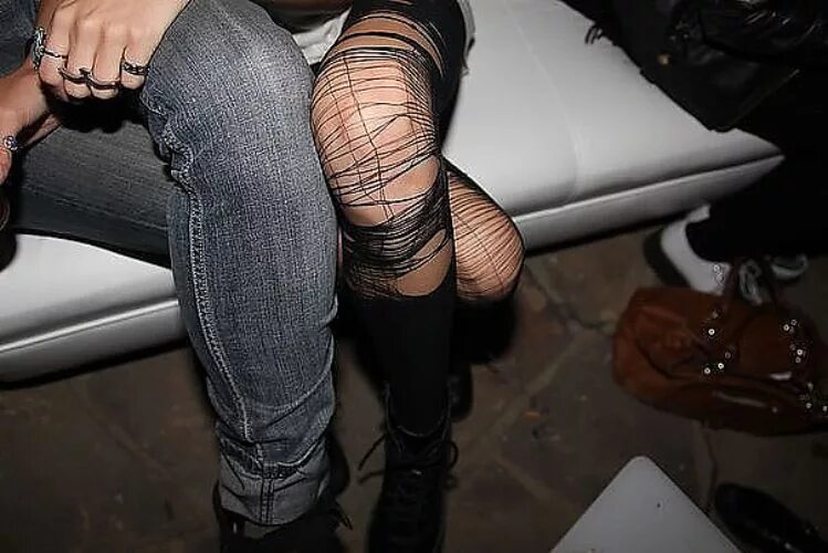 Парень девушку через колготки. Мужские ножки в колготках. Чулки женские. Мужские ноги под столом. Шорты с колготками.