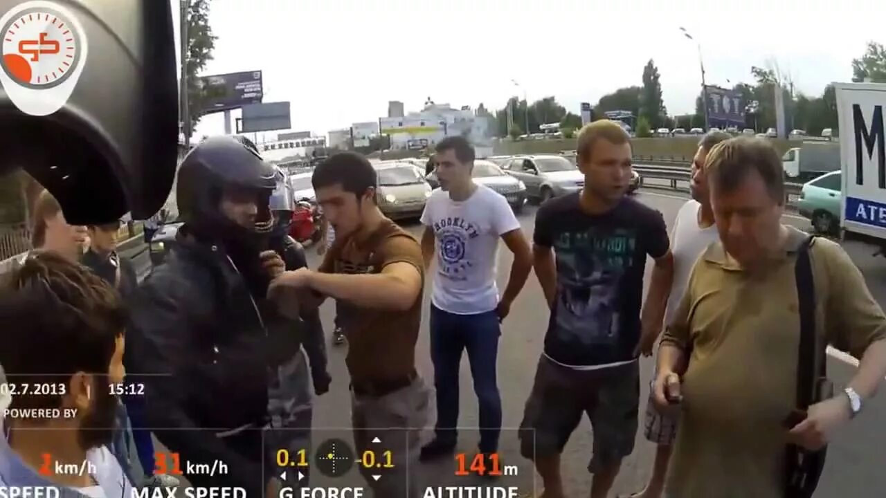 Автомобилисты против мотоциклистов. Кожаный костюм god bless america байкеры. Драки байкеров. Драки байкеров. Байкеры дерутся с гопниками.