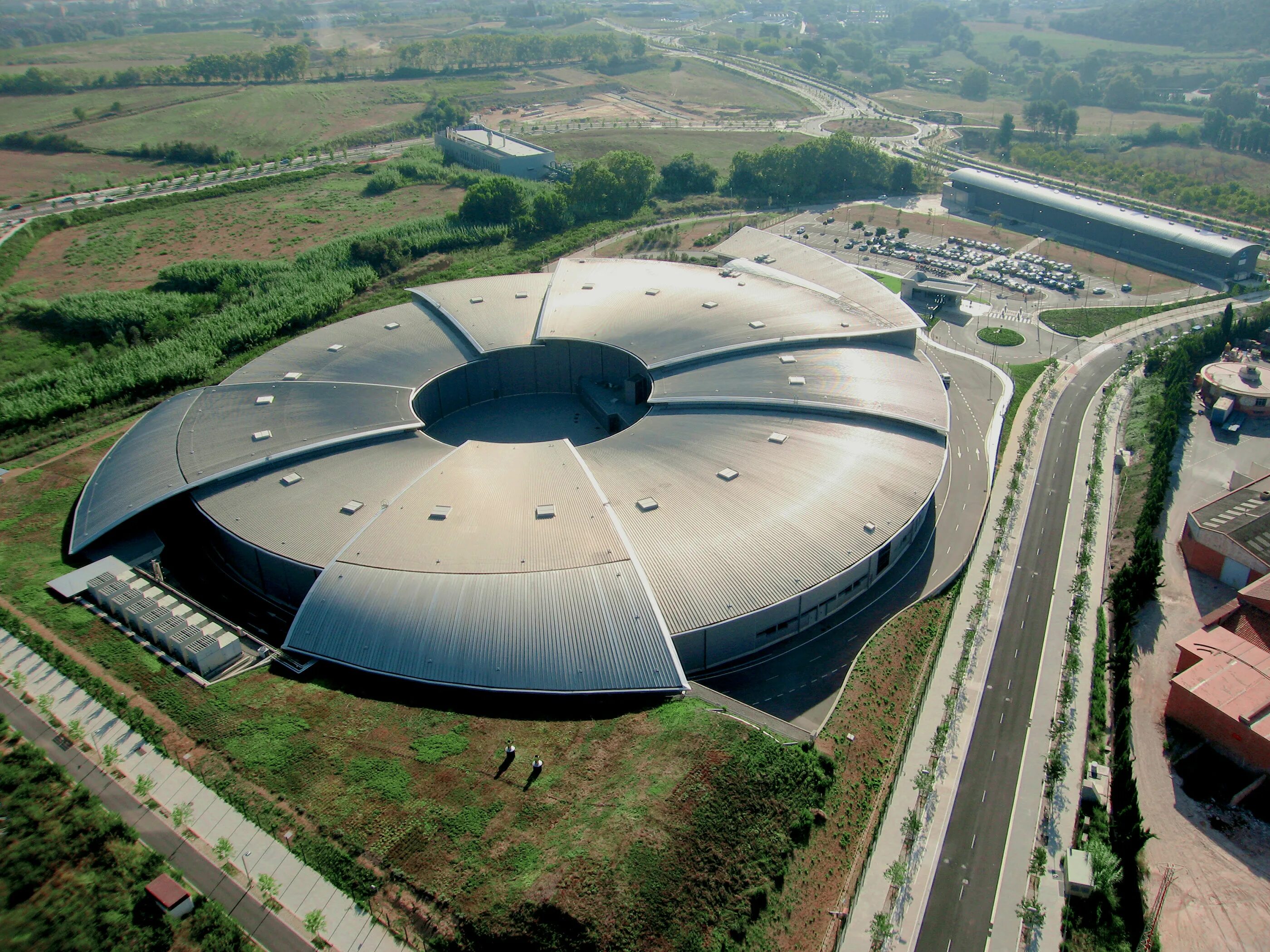 Синхротрон это. Синхротрон 50кэв. Синхротрон риф. Гренобль синхротрон. Синхротрон это.