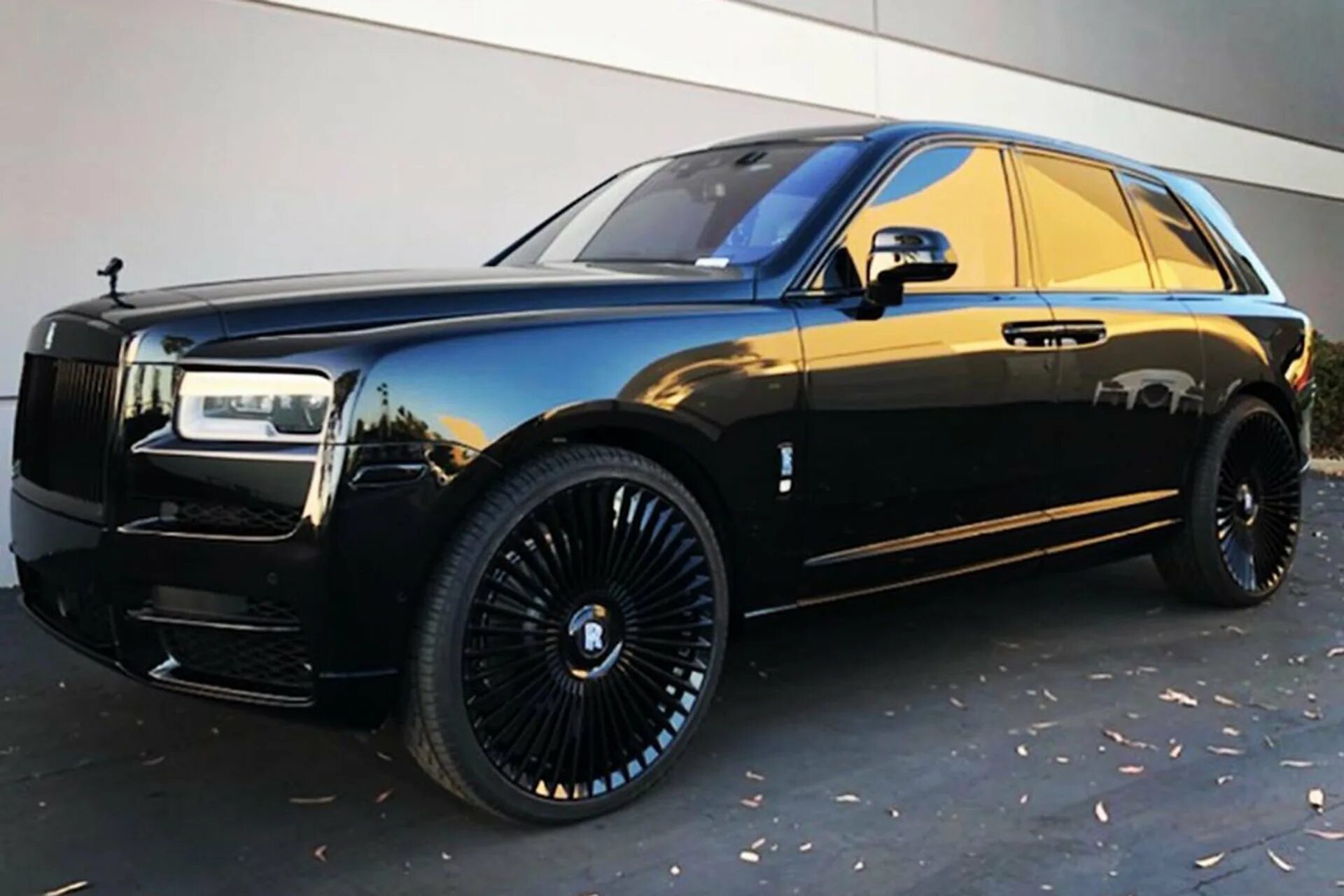 Роллс ройс калинов. Rolls-Royce Куллинан. Джип Rolls Royce Cullinan. Роллс Ройс Калинин. Rolls Royce Cullinan Forgiato.