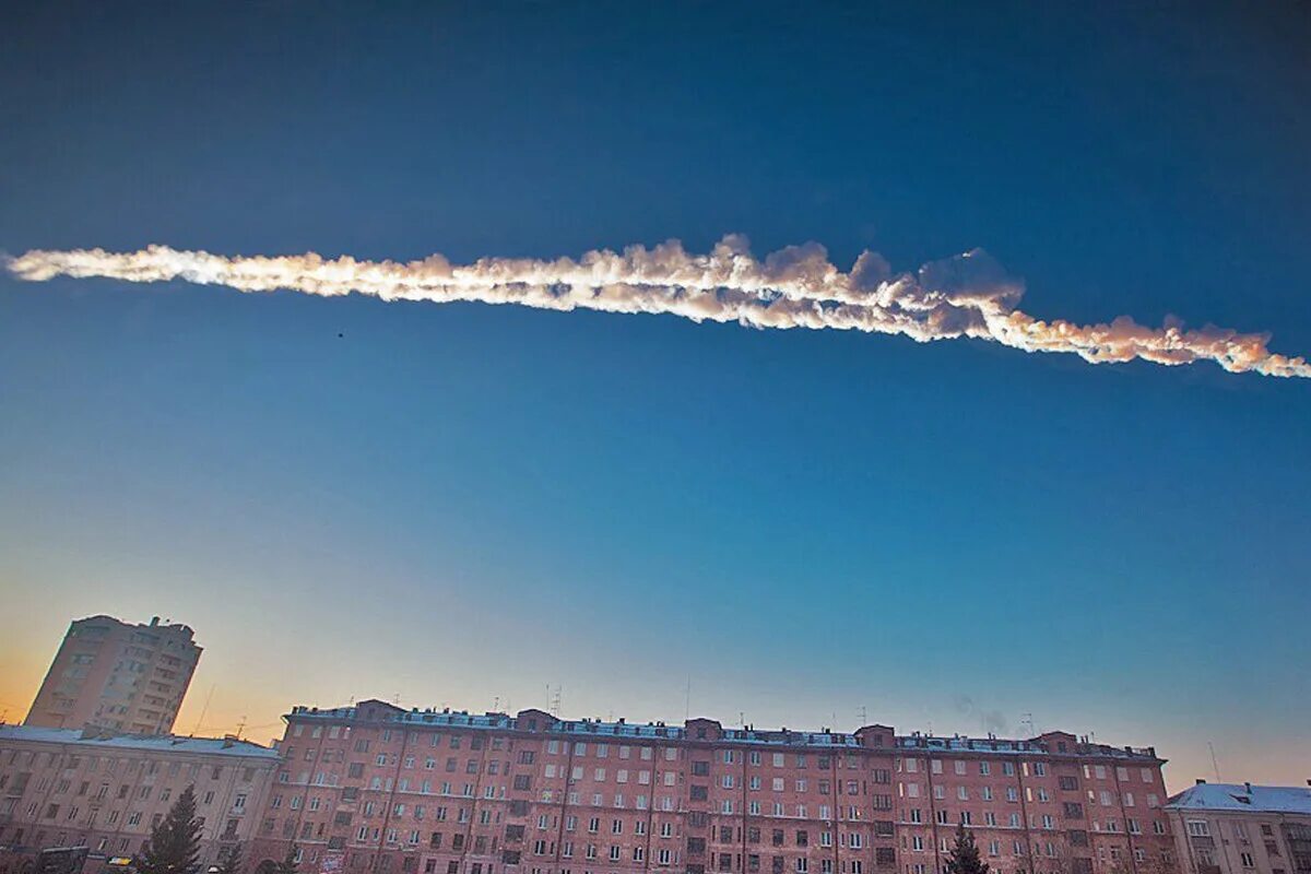 Метеорит челябинск 2023. 2013 — падение метеорита в районе челябинска. Метеорит челябинск упавший 15 февраля 2013 года. Падение метеорита 2013. Чебаркуль метеорит.