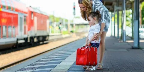 Женщина ребенок поезд