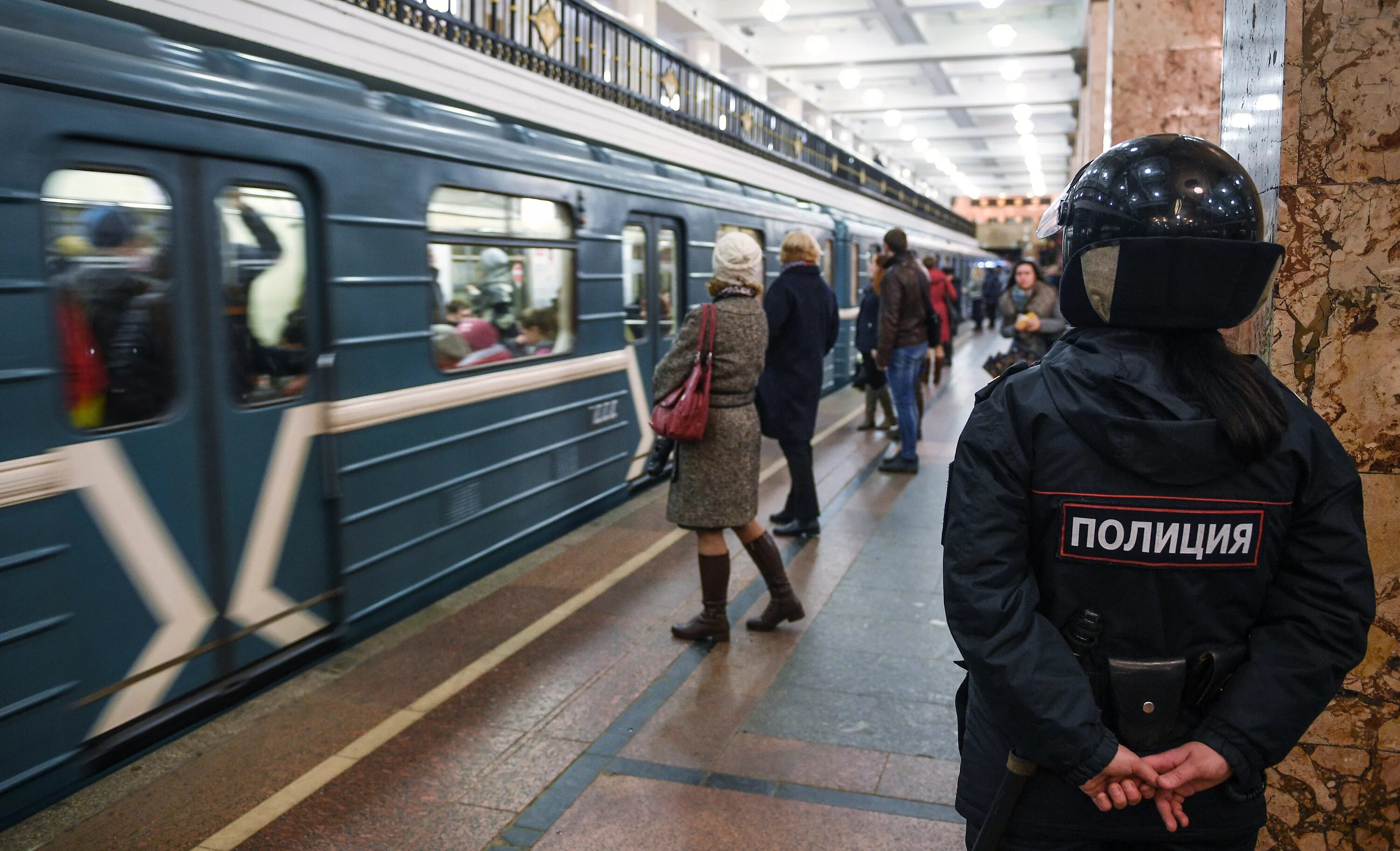 Безопасность московского метрополитена. Полиция в Московском метро. Полиция метрополитена СПБ. Полиция в метро Петербурга. Безопасность в Московском метро.