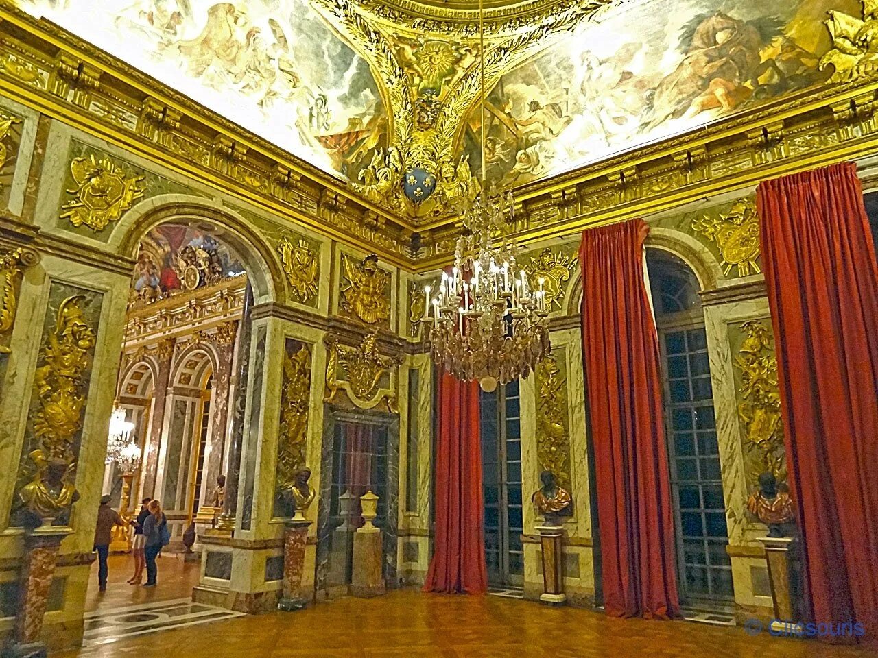 Версальский дворец рококо. Версальский дворец зал войны. Версальский дворец Версаль стиль рококо. Зал Аполлона Версаль.