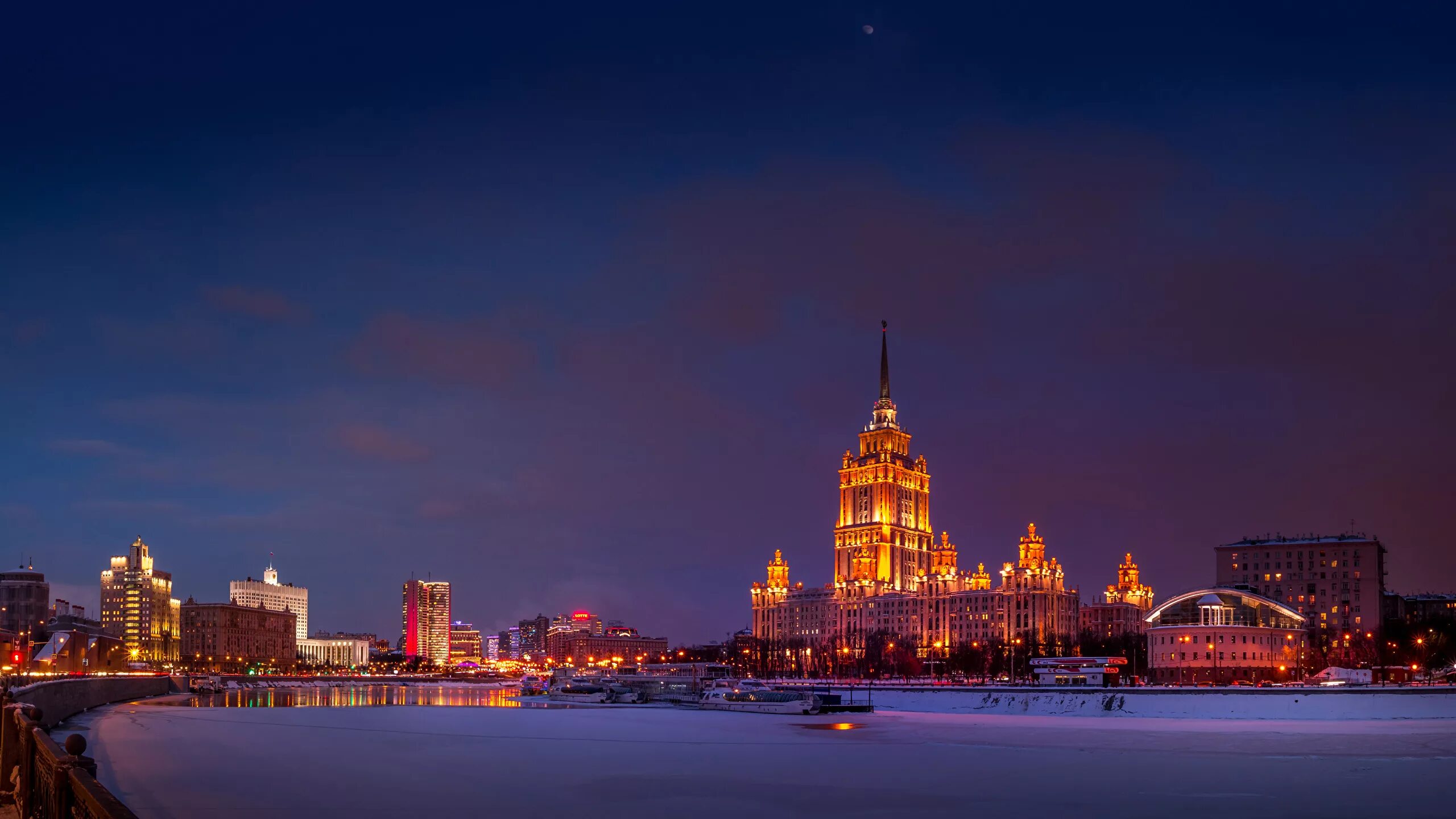 Высотки Харбина. Москва зимой. Зима в городе Москва. Города россии вечером