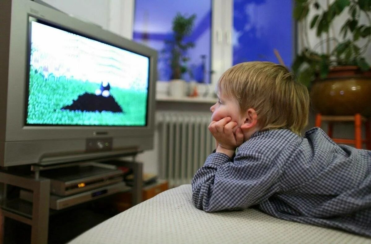 Телевизор для детей. Мальчик у телевизора. Малыш и телевизор.