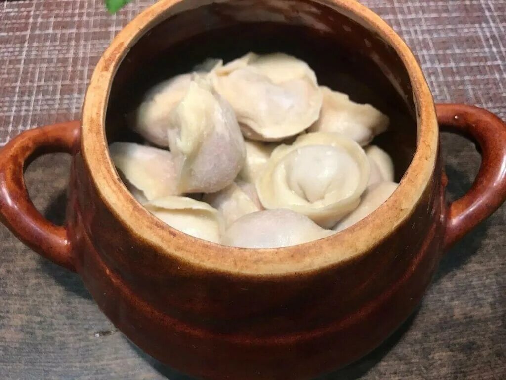 Пельмени в собственном соку. Пельмени в микроволновке без воды. Пельмени в горшке в микроволновке. Микроволновка с пельменями. Пельмени с сыром в микроволновке.