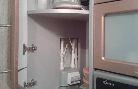 Как можно спрятать газовую на кухне