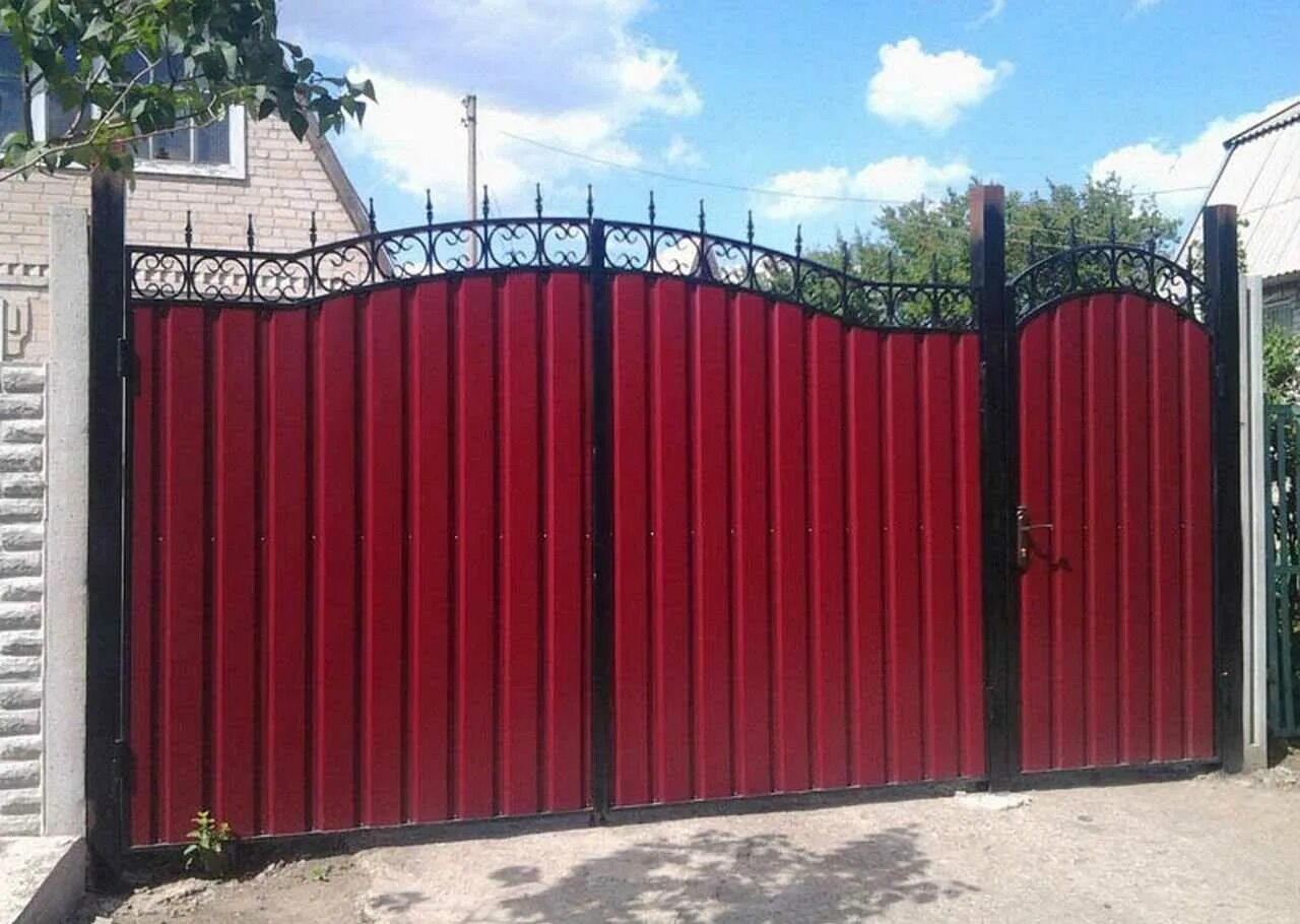 Калитка профнастила установкой. Ворота с калиткой. ворота из профнастила с калиткой. забор с воротами и калиткой из профнастила. распашные ворота из профлиста.