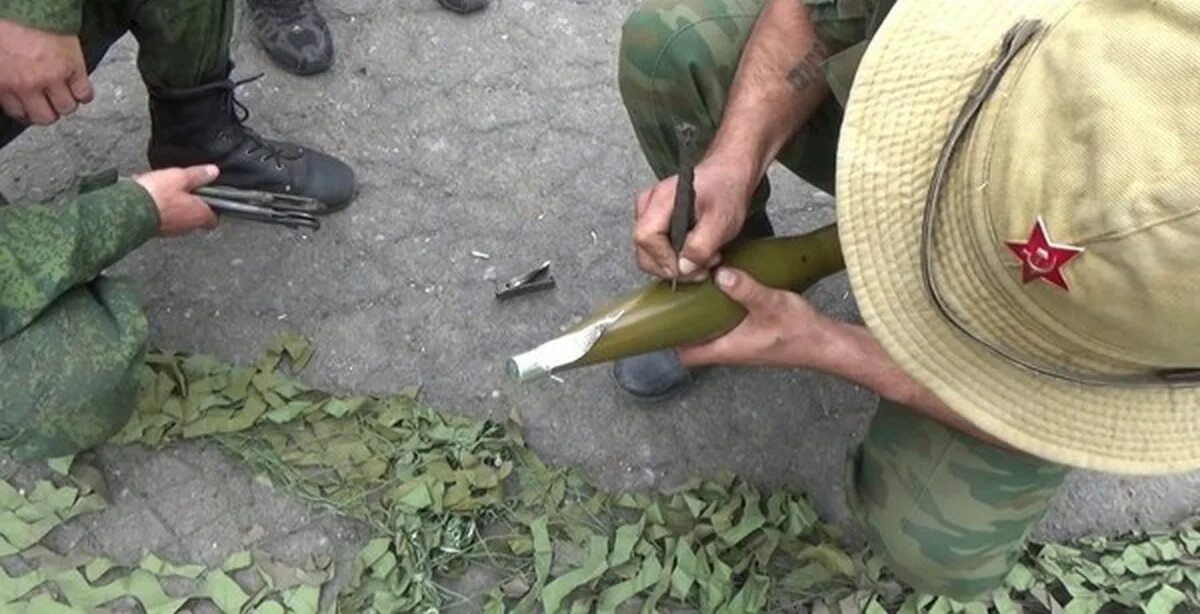 Мина миномета 120мм миномета. Мина для миномета 82. Микрофибровый аппликатор autech. Стрельба из рпг миной 82 мм. Хвостовик мины.