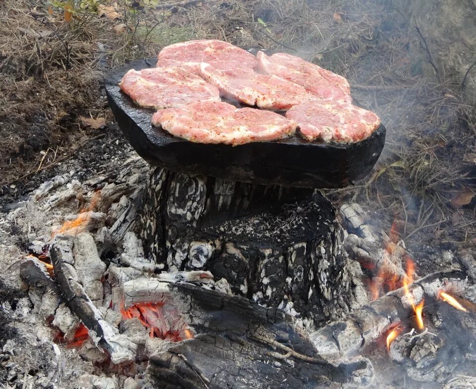 Жареные камни. Мясо на Камне. Камень для приготовления пищи. Мясо на Камне на костре. Камень для приготовления на костре.