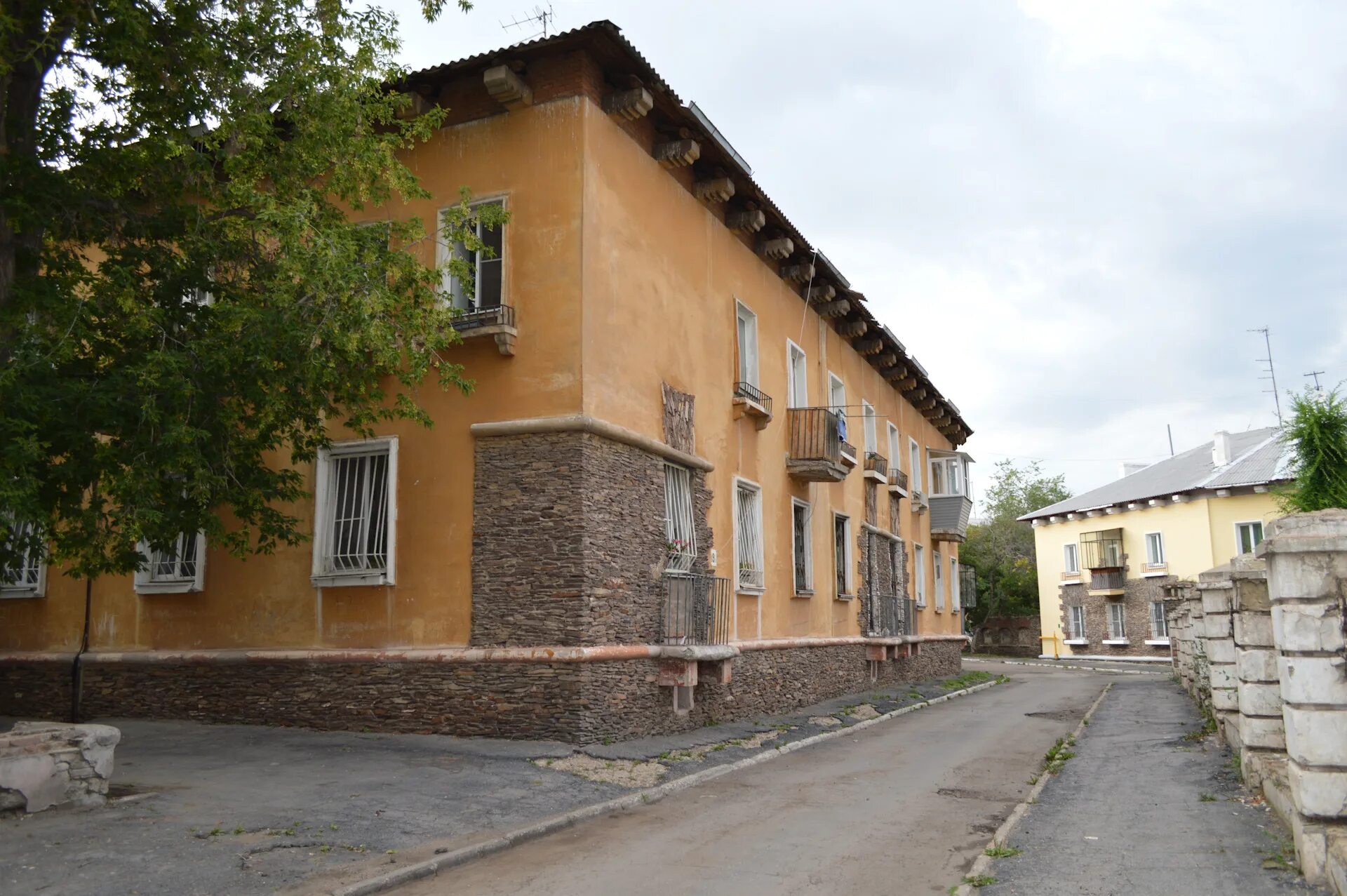 Немецкий квартал города магнитогорска. Магнитогорск немецкий квартал фото. Сталинская архитектура магнитогорска. Немецкий квартал магнитогорск. Немецкий квартал магнитогорск.
