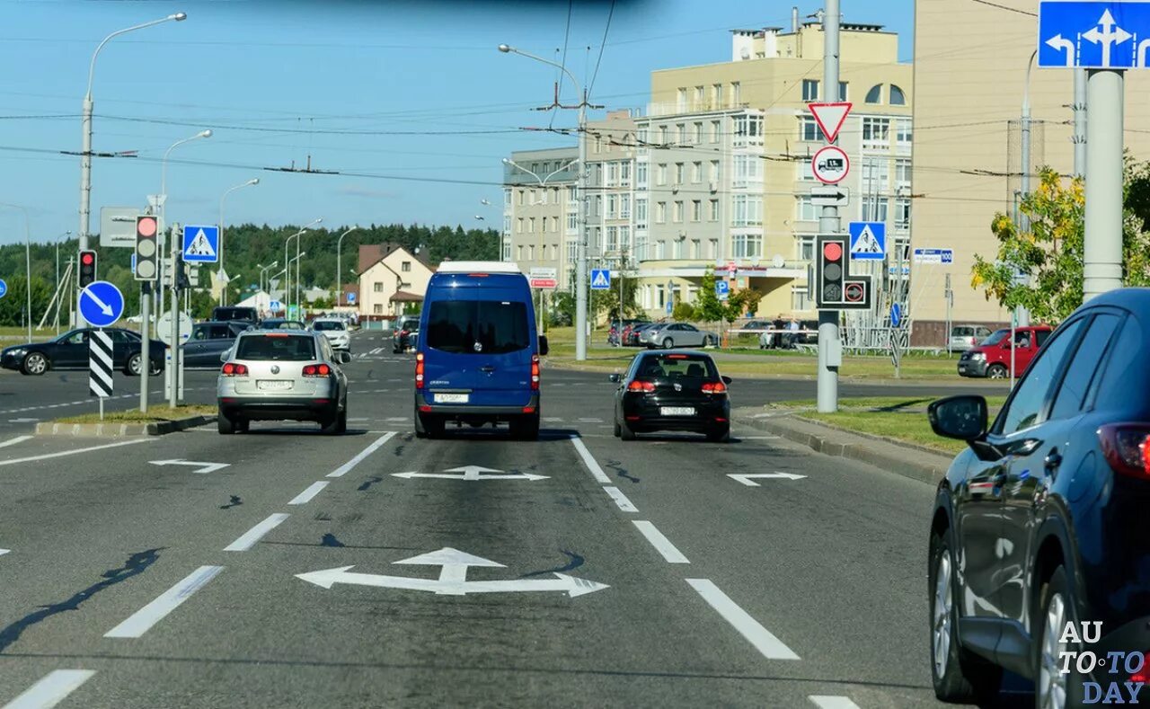 Дорога для движения без поперечных переездов. Маневрирование на перекрестке пдд. перекресток дорога. полоса для левого поворота. перекресток дорожный.