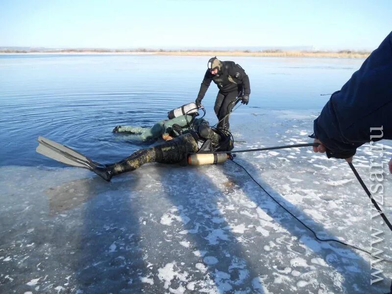 Утонувший дайвер в энгельсе. Утонули дайверы. Водолаз вытаскивает из воды труп. Останки людей на затонувших кораблях. Погибшие аквалангисты.