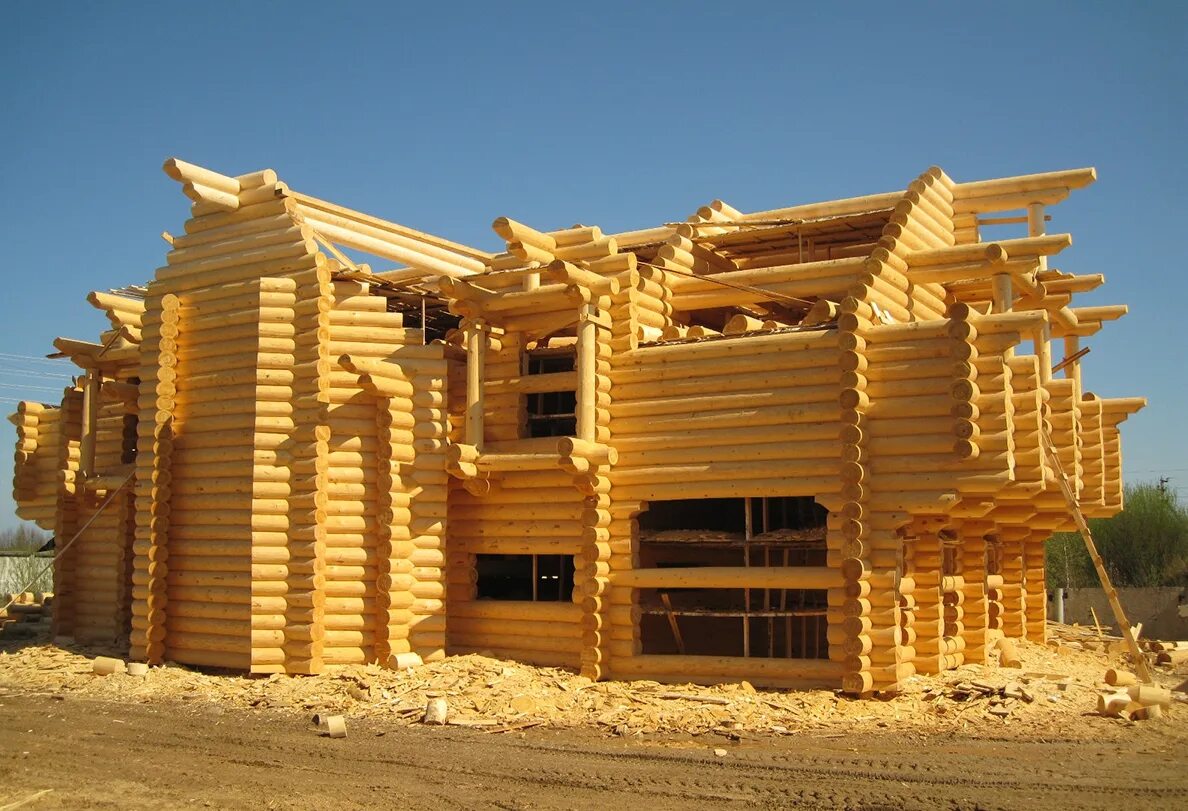 Строящийся дом деревянный. Деревянные постройки. Дом из бруса стройка. Строящийся дом деревянный. Деревянные постройки.