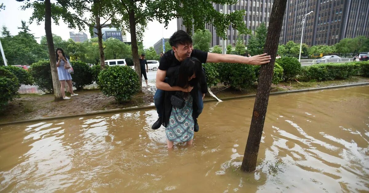 Некрасивый поступок. Намочить\ноги\в\наводнении. Carry her through River. 1 не красивый поступок