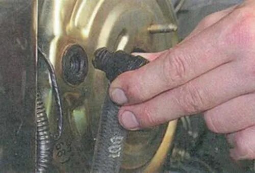 Замена тормозного клапана. Замена тормозного клапана. Клапан прокачки тормозов 2108. Обратный клапан вакуумного усилителя тормозов ваз 2110. Вакуумный усилитель калина 1.