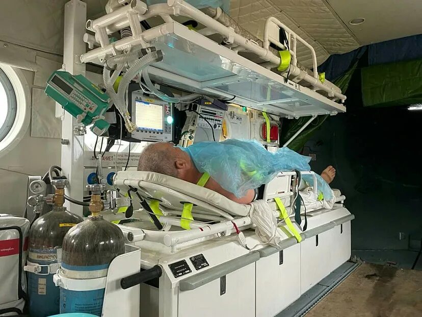 Михаила ефремова госпитализировали из зала суда. Парень в коме в больнице. Дети отравление больница. Парень в коме в больнице. Пациент в машине скорой помощи.