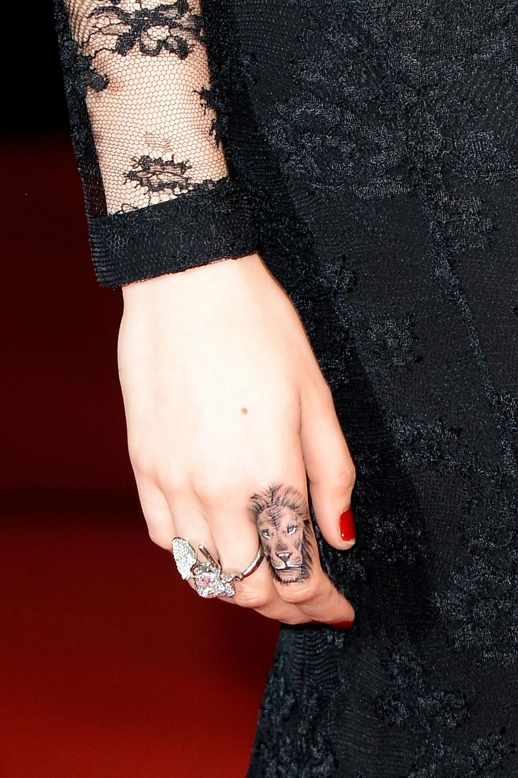 тату кольца. тату на пальце для девушек. тату на пальцах рук. тату на пальцах. тату между пальцев.