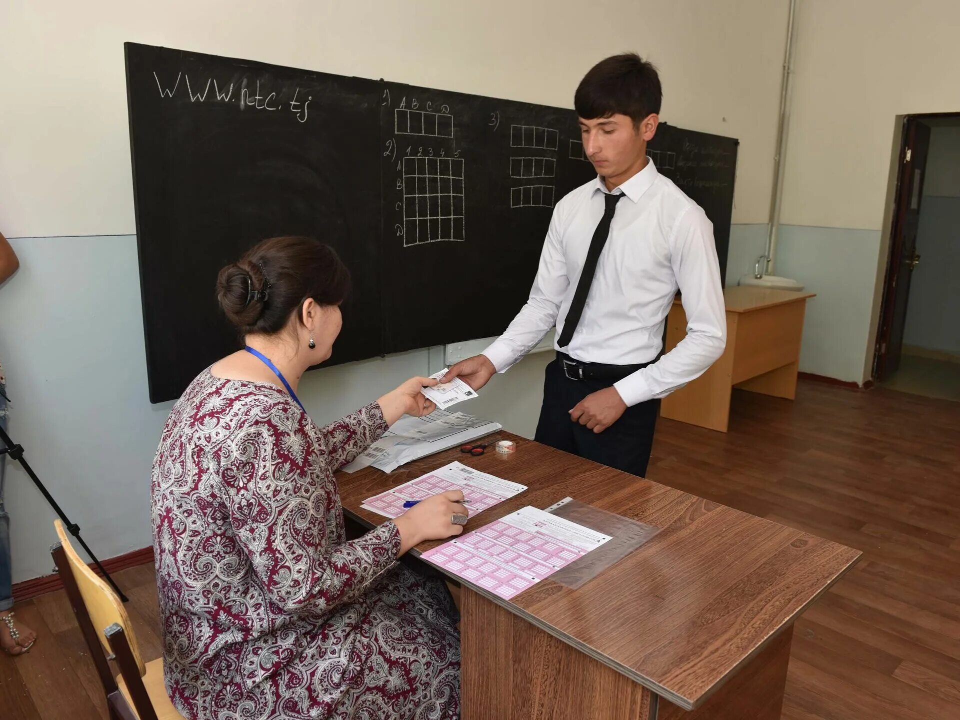 Экзамен в Таджикистане. Экзамен в вузе в Таджикистане. Таджикские студенты. Абитуриенты Таджикистана.
